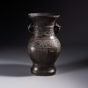 A Chinese archaistic bronze vase, 'Hu 壺', Ming — photo 5