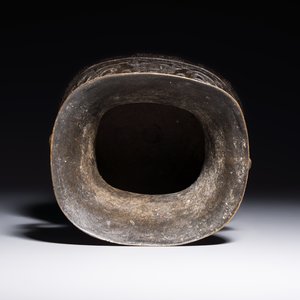 A Chinese archaistic bronze vase, 'Hu 壺', Ming — photo 6