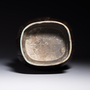 A Chinese archaistic bronze vase, 'Hu 壺', Ming — photo 7
