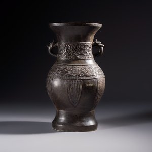 A Chinese archaistic bronze vase, 'Hu 壺', Ming — photo 1