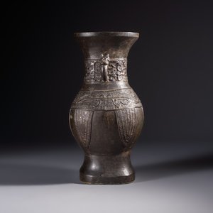 A Chinese archaistic bronze vase, 'Hu 壺', Ming — photo 2