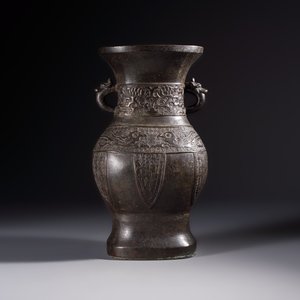 A Chinese archaistic bronze vase, 'Hu 壺', Ming — photo 3