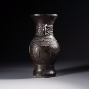 A Chinese archaistic bronze vase, 'Hu 壺', Ming — photo 4