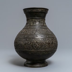 A Chinese archaistic bronze vase, 'hu', Ming — 照片 1