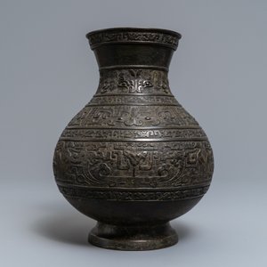 A Chinese archaistic bronze vase, 'hu', Ming — 照片 2