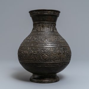 A Chinese archaistic bronze vase, 'hu', Ming — 照片 3