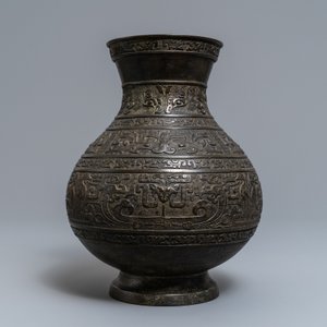 A Chinese archaistic bronze vase, 'hu', Ming — 照片 4