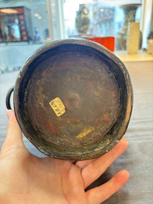 A Chinese archaistic bronze vase, 'Hu 壺', Song/Yuan — photo 6