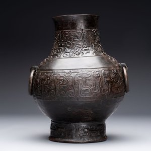 A Chinese archaistic bronze vase, 'Hu 壺', Song/Yuan — photo 1