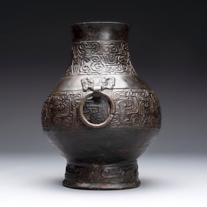 A Chinese archaistic bronze vase, 'Hu 壺', Song/Yuan — photo 2