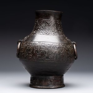 A Chinese archaistic bronze vase, 'Hu 壺', Song/Yuan — photo 3