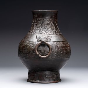 A Chinese archaistic bronze vase, 'Hu 壺', Song/Yuan — photo 4
