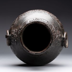 A Chinese archaistic bronze vase, 'Hu 壺', Song/Yuan — photo 5