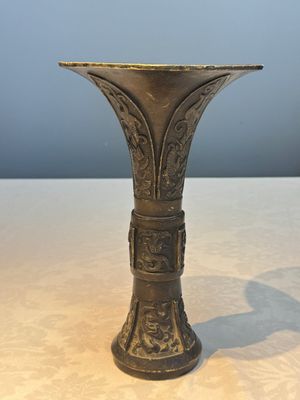 A Chinese archaistic bronze vase with Chilong design, 'Gu 觚', Ming — photo 1