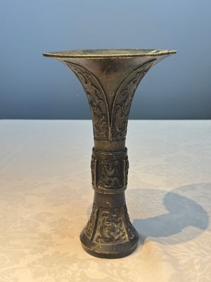 A Chinese archaistic bronze vase with Chilong design, 'Gu 觚', Ming — photo 2