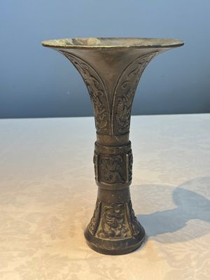 A Chinese archaistic bronze vase with Chilong design, 'Gu 觚', Ming — photo 3