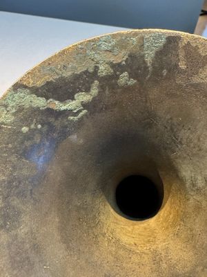 A Chinese archaistic bronze vase with Chilong design, 'Gu 觚', Ming — photo 6