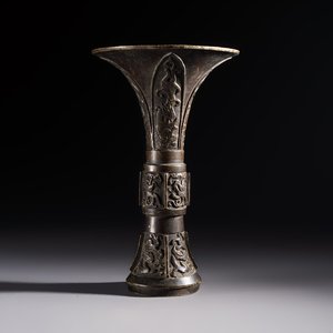 A Chinese archaistic bronze vase with Chilong design, 'Gu 觚', Ming — photo 1