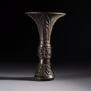 A Chinese archaistic bronze vase with Chilong design, 'Gu 觚', Ming — photo 2