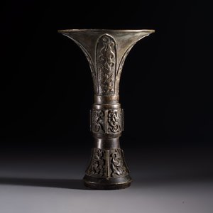 A Chinese archaistic bronze vase with Chilong design, 'Gu 觚', Ming — photo 3