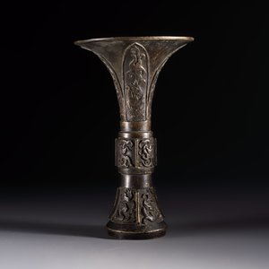 A Chinese archaistic bronze vase with Chilong design, 'Gu 觚', Ming — photo 4