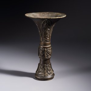 A Chinese archaistic bronze vase with Chilong design, 'Gu 觚', Ming — photo 5