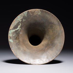 A Chinese archaistic bronze vase with Chilong design, 'Gu 觚', Ming — photo 6