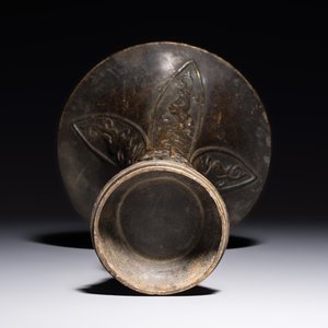A Chinese archaistic bronze vase with Chilong design, 'Gu 觚', Ming — photo 7