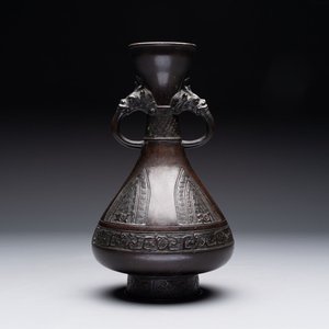 A Chinese archaistic bronze vase with dragon-form handles, Yuan/Ming — 照片 1