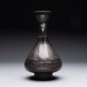 A Chinese archaistic bronze vase with dragon-form handles, Yuan/Ming — 照片 2