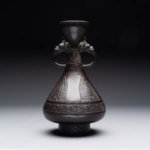 A Chinese archaistic bronze vase with dragon-form handles, Yuan/Ming — 照片 3