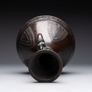 A Chinese archaistic bronze vase with dragon-form handles, Yuan/Ming — 照片 5