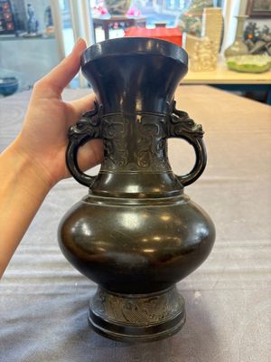 A Chinese archaistic bronze vase with 'mythical beast' handles, Yuan/Ming — foto 1