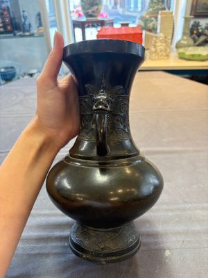 A Chinese archaistic bronze vase with 'mythical beast' handles, Yuan/Ming — foto 2