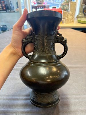 A Chinese archaistic bronze vase with 'mythical beast' handles, Yuan/Ming — foto 3