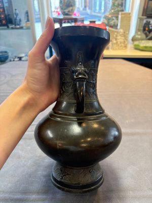 A Chinese archaistic bronze vase with 'mythical beast' handles, Yuan/Ming — foto 4