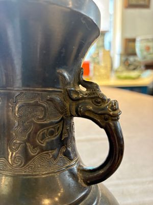 A Chinese archaistic bronze vase with 'mythical beast' handles, Yuan/Ming — foto 7