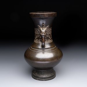 A Chinese archaistic bronze vase with 'mythical beast' handles, Yuan/Ming — foto 2