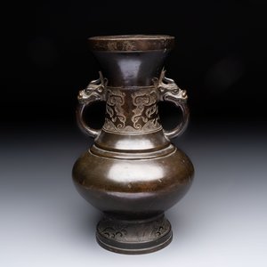 A Chinese archaistic bronze vase with 'mythical beast' handles, Yuan/Ming — foto 3