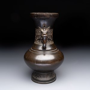 A Chinese archaistic bronze vase with 'mythical beast' handles, Yuan/Ming — foto 4