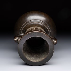 A Chinese archaistic bronze vase with 'mythical beast' handles, Yuan/Ming — foto 5