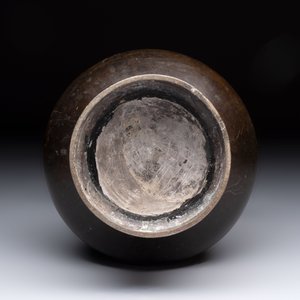 A Chinese archaistic bronze vase with 'mythical beast' handles, Yuan/Ming — foto 6