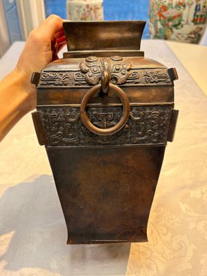 A Chinese archaistic bronze vase with Taotie design, Zizi Sunsun Yong Bao Yong 子子孫孫永寶用 and Zha Yu 乍玉 mark, 18/19th C. — foto 2