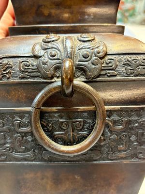 A Chinese archaistic bronze vase with Taotie design, Zizi Sunsun Yong Bao Yong 子子孫孫永寶用 and Zha Yu 乍玉 mark, 18/19th C. — foto 8