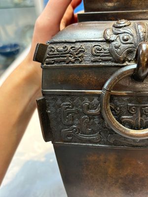 A Chinese archaistic bronze vase with Taotie design, Zizi Sunsun Yong Bao Yong 子子孫孫永寶用 and Zha Yu 乍玉 mark, 18/19th C. — foto 9