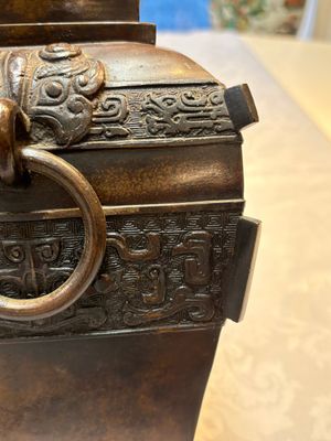 A Chinese archaistic bronze vase with Taotie design, Zizi Sunsun Yong Bao Yong 子子孫孫永寶用 and Zha Yu 乍玉 mark, 18/19th C. — foto 10