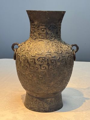 A Chinese archaistic bronze vase with Taotie handles, 'Hu 壺', Ming — photo 2