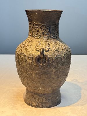 A Chinese archaistic bronze vase with Taotie handles, 'Hu 壺', Ming — photo 3
