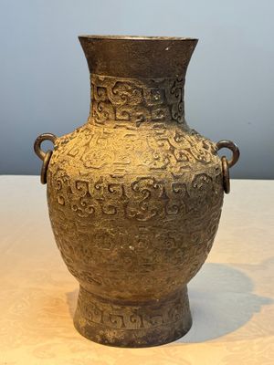 A Chinese archaistic bronze vase with Taotie handles, 'Hu 壺', Ming — photo 4