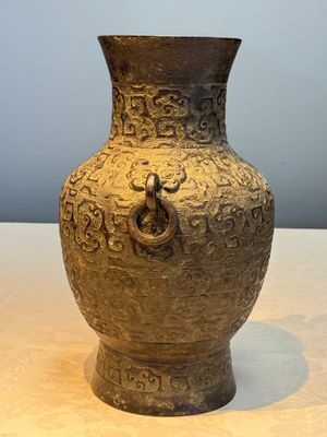 A Chinese archaistic bronze vase with Taotie handles, 'Hu 壺', Ming — photo 5